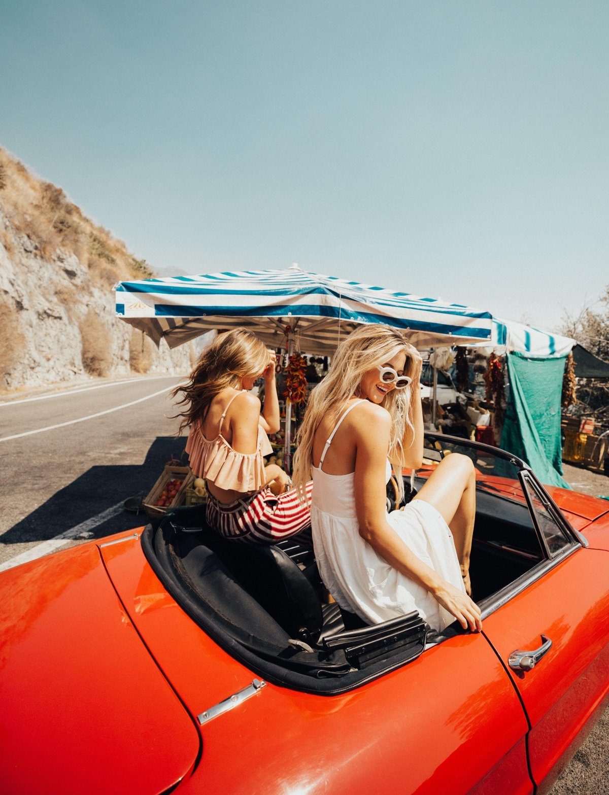 Блондинка в кабриолете