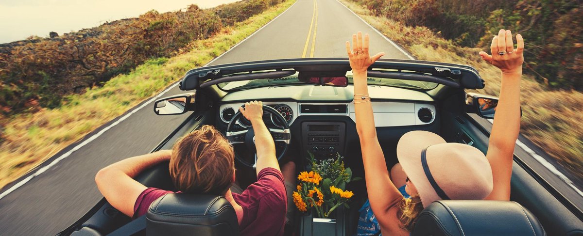Девушка едет в кабриолете