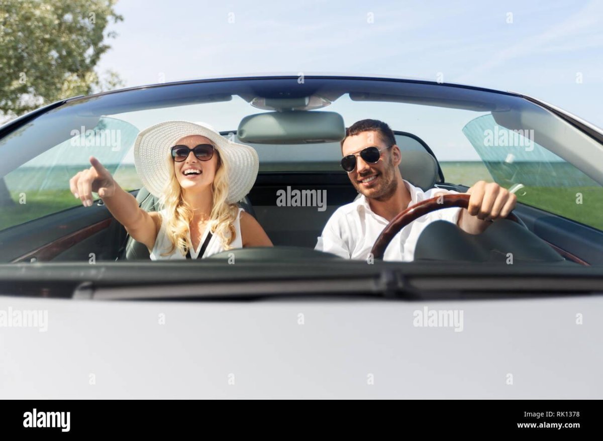 Мужчина за рулем кабриолета