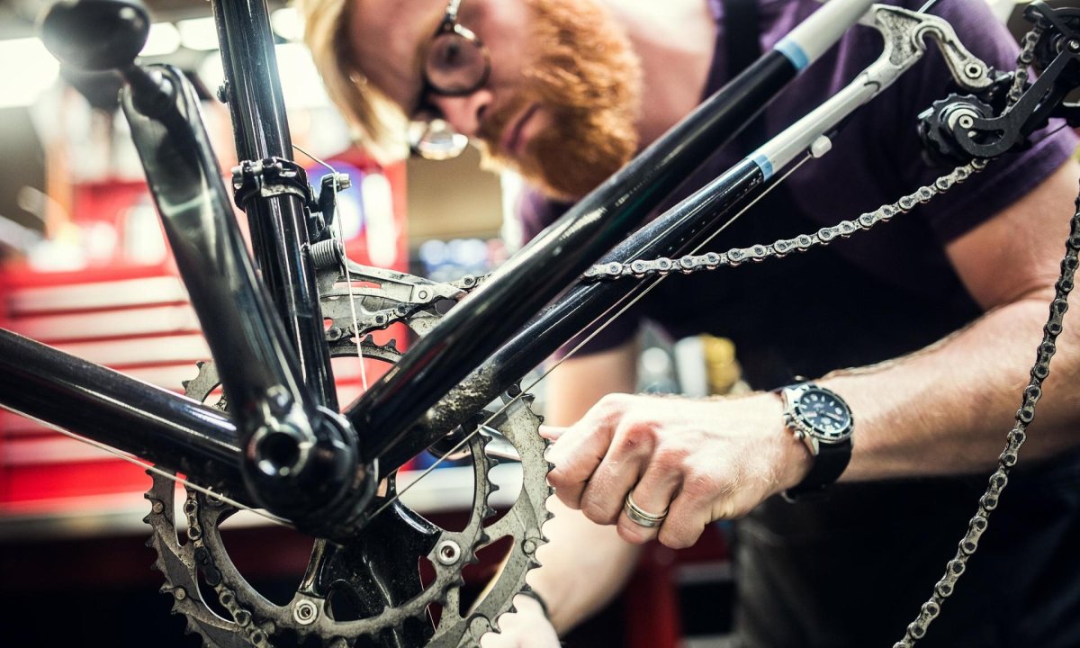 Чинит велосипед