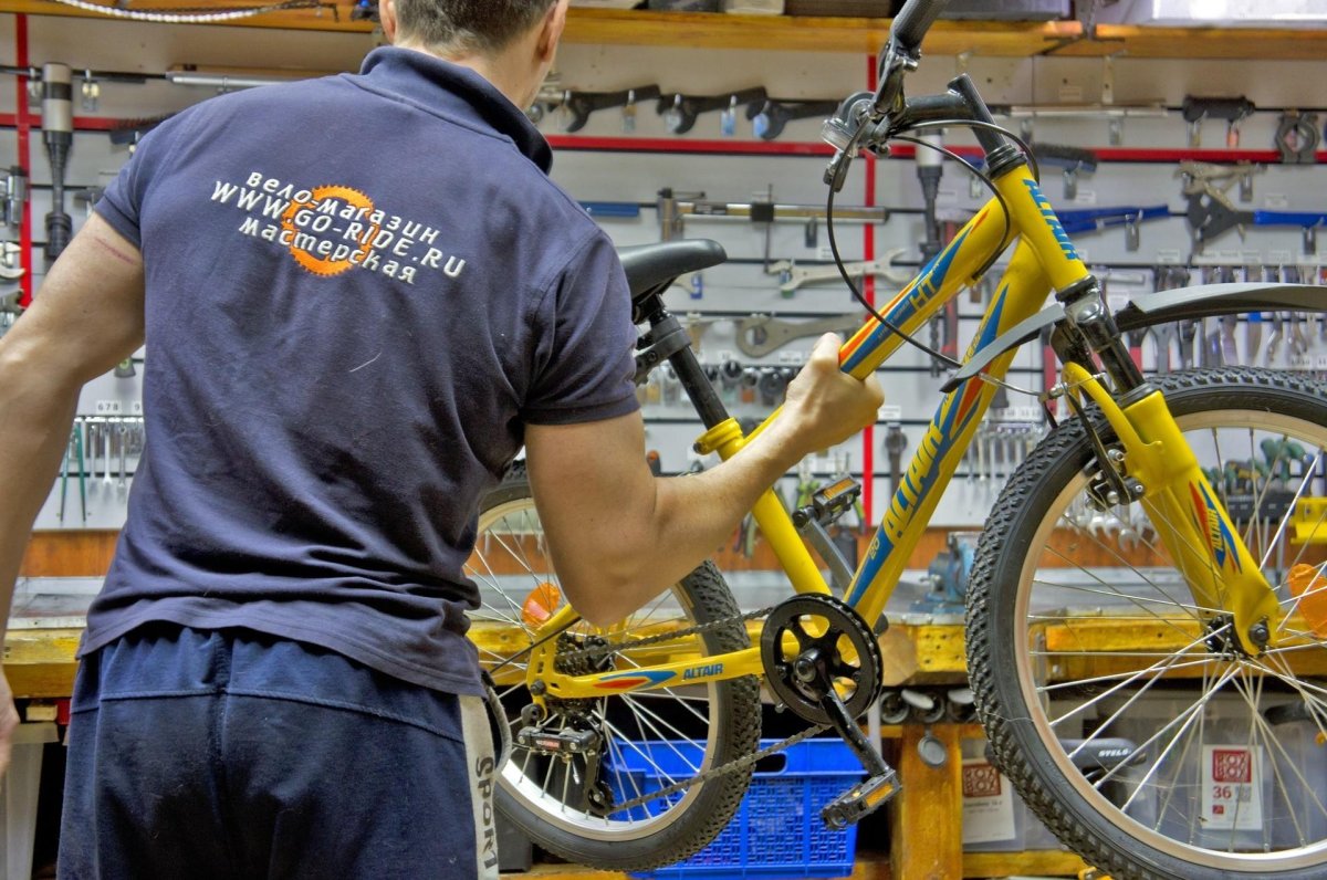 Чинит велосипед
