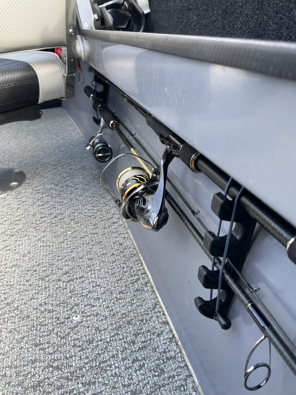 Держатели для спиннинга вдоль борта