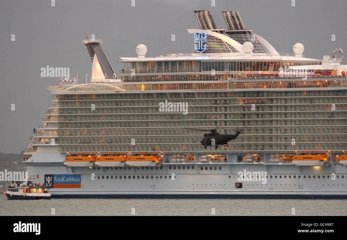 Корабль Оазис морей и Титаник