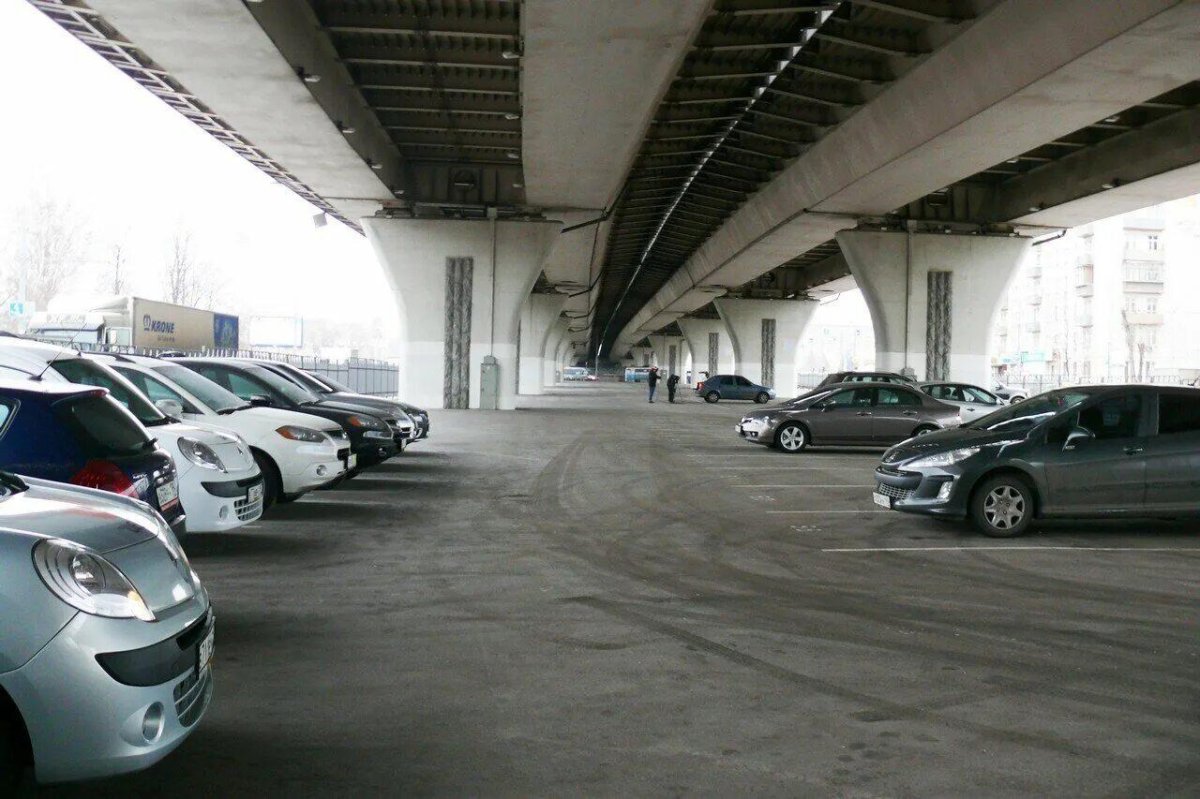 Парковка под эстакадой