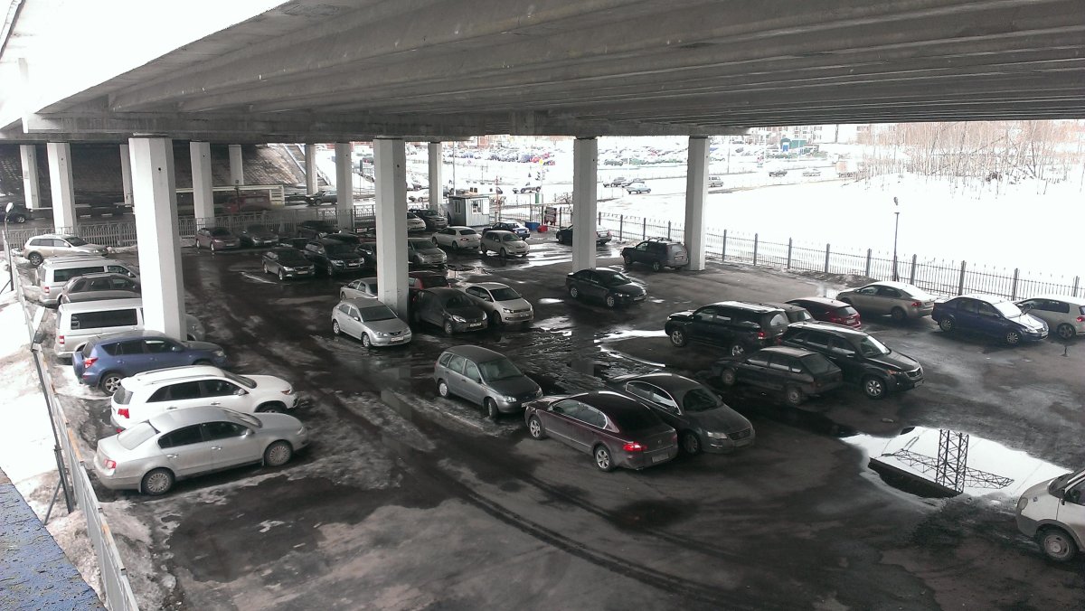 Парковка под эстакадой
