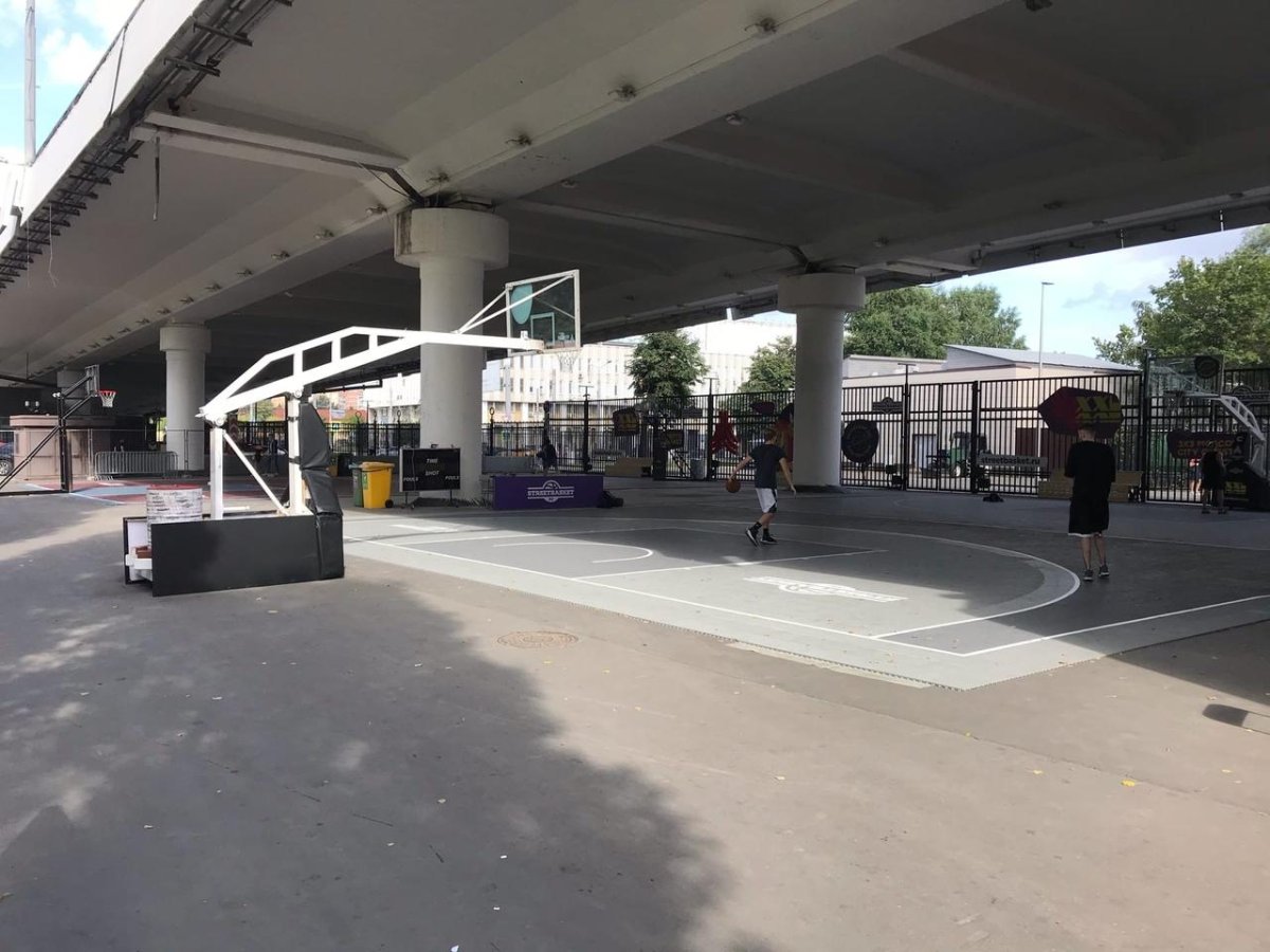 Баскетбольная площадка Воробьевы горы под мостом