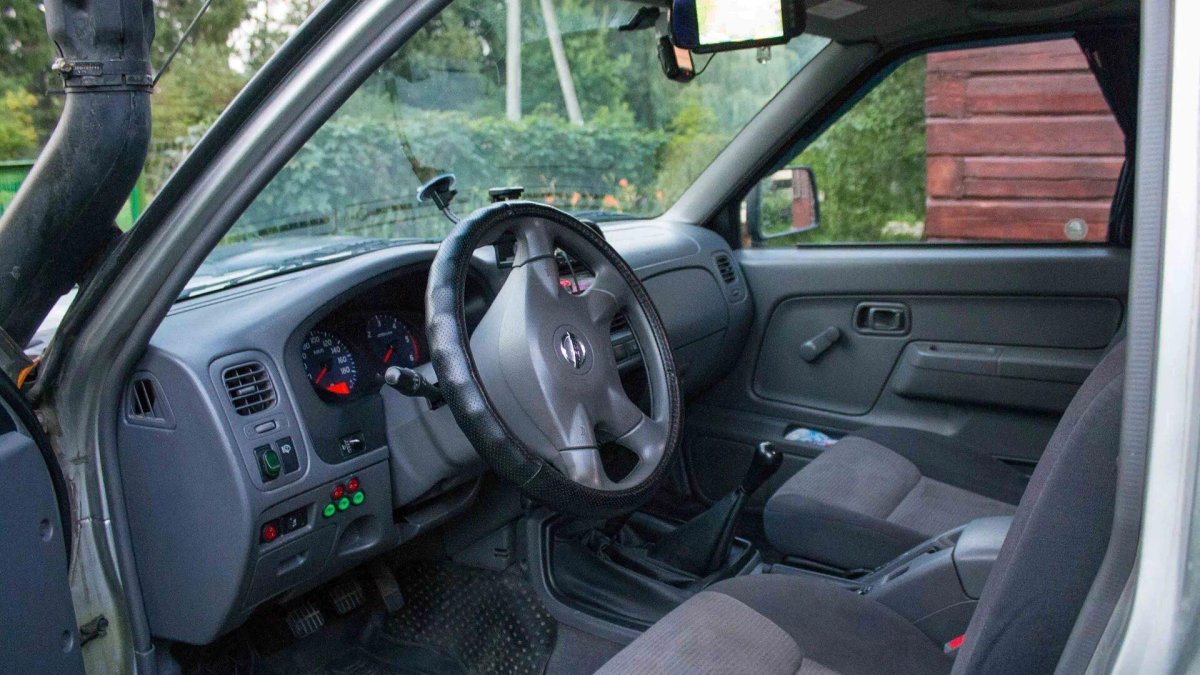 Nissan np300 салон