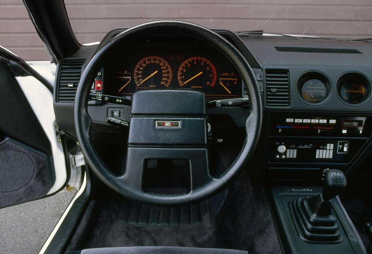 Nissan 300zx z31 Interior