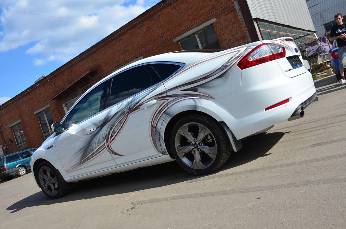 Аэрография на белой машине