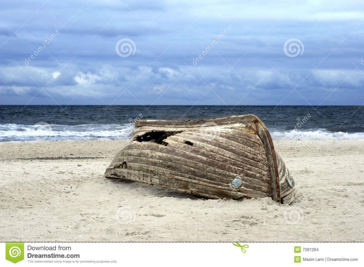 Старая лодка на берегу моря
