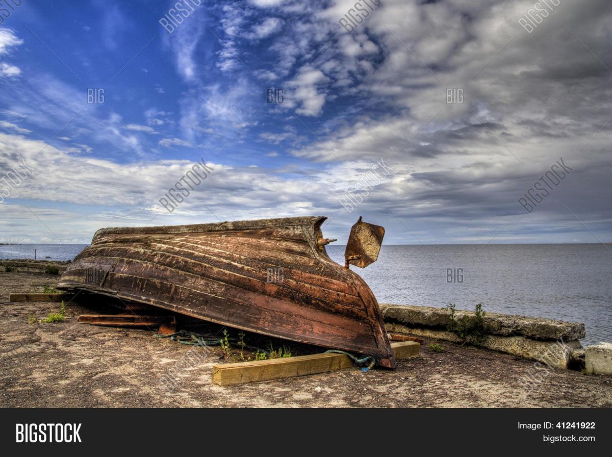 Перевернутая лодка на берегу