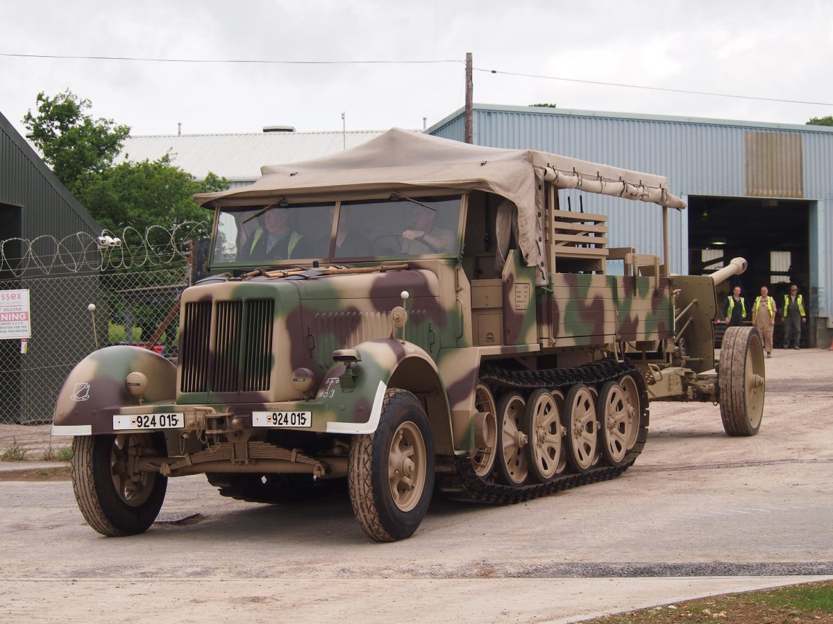 Немецкий полугусеничный тягач SD KFZ 7