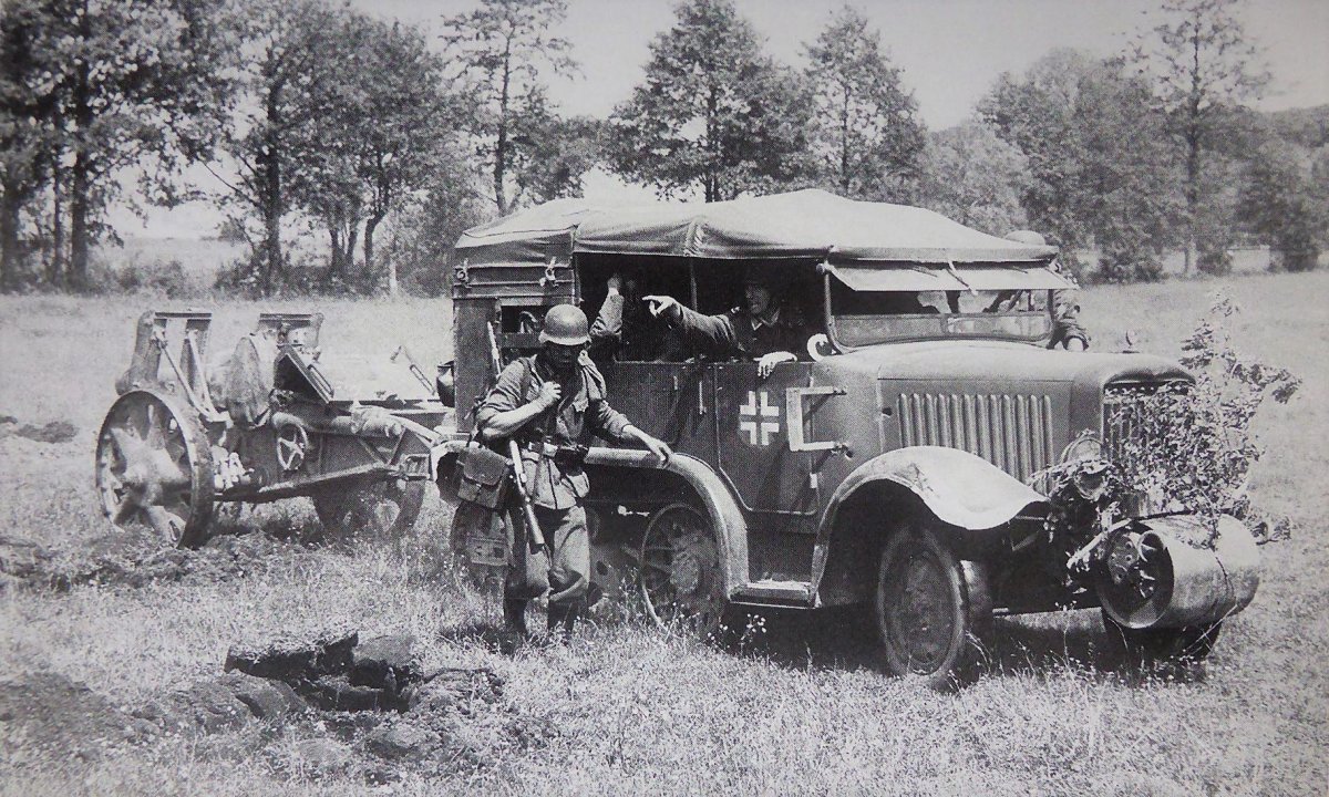 Французский полугусеничный тягач unic p107