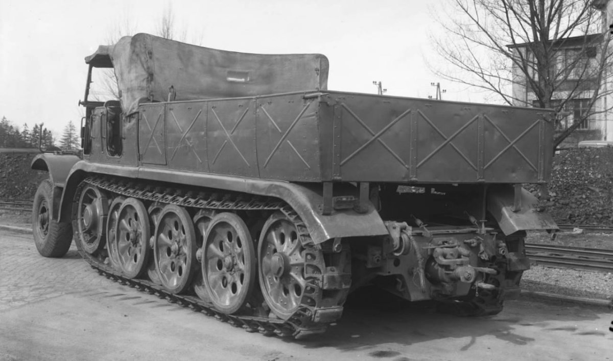 Полугусеничный тягач SD. KFZ. 9