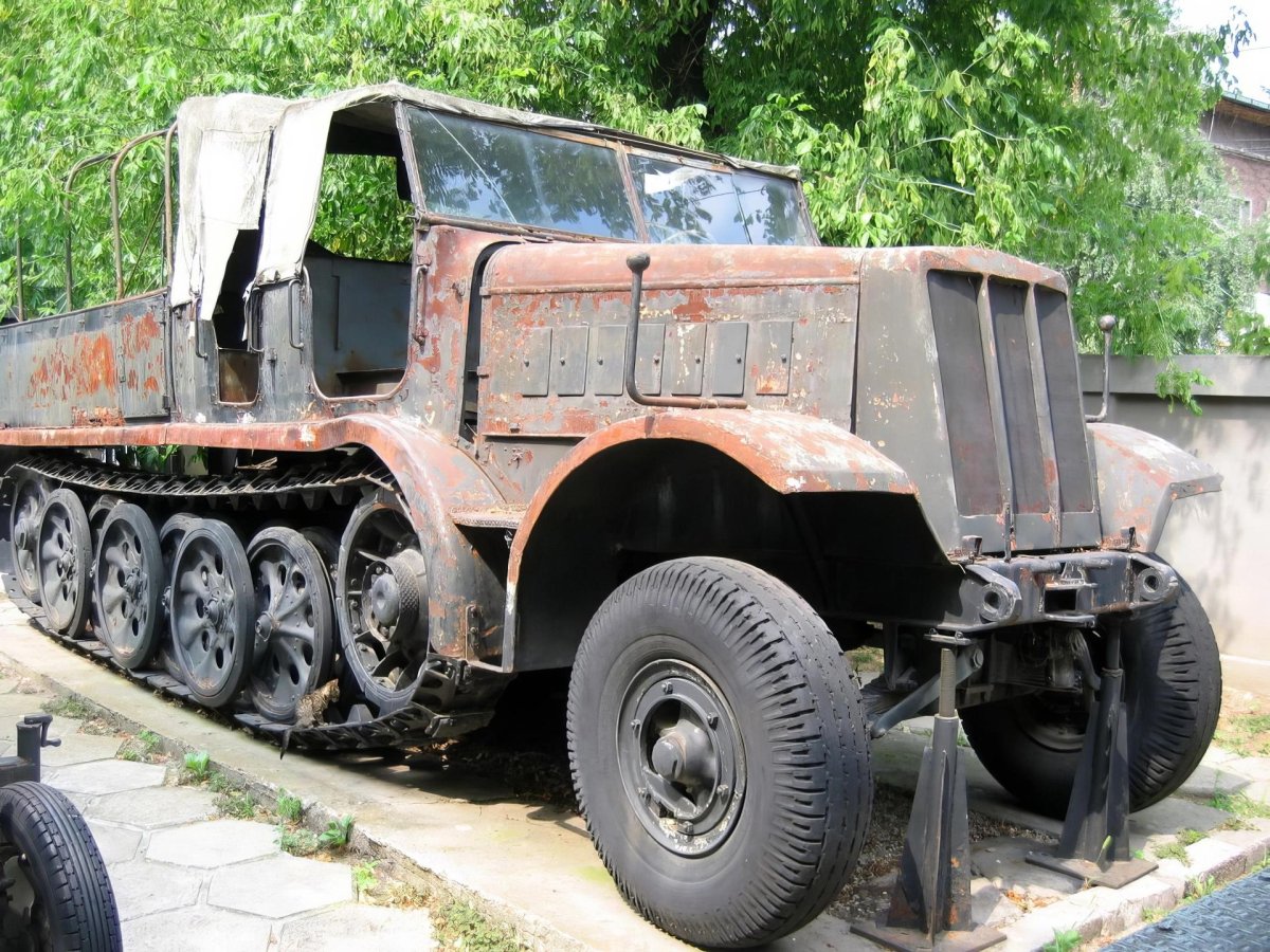 Полугусеничный тягач SD. KFZ. 9