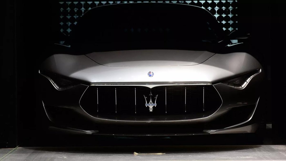 Машина Maserati Alfieri