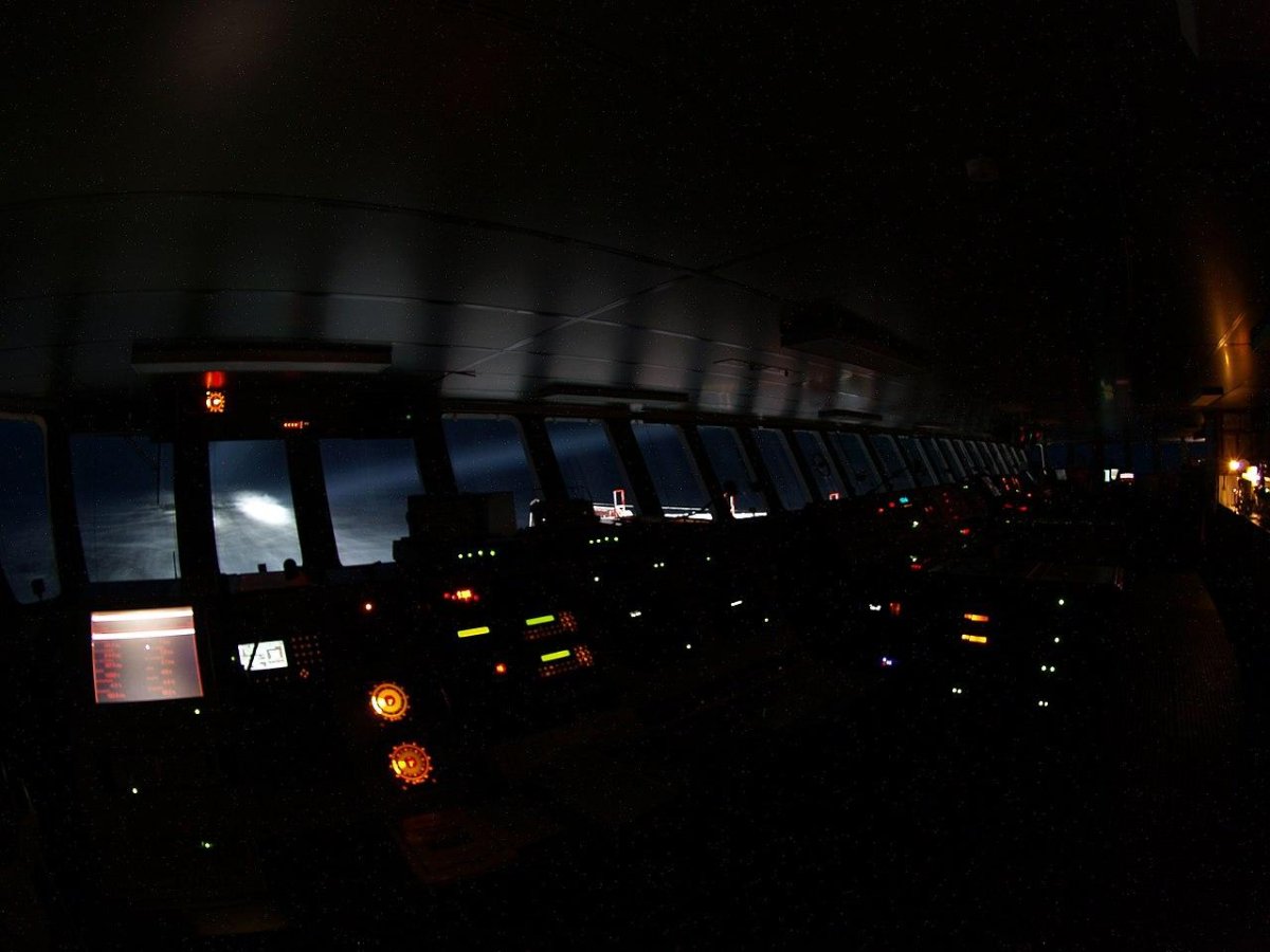 Рубка корабля ночью