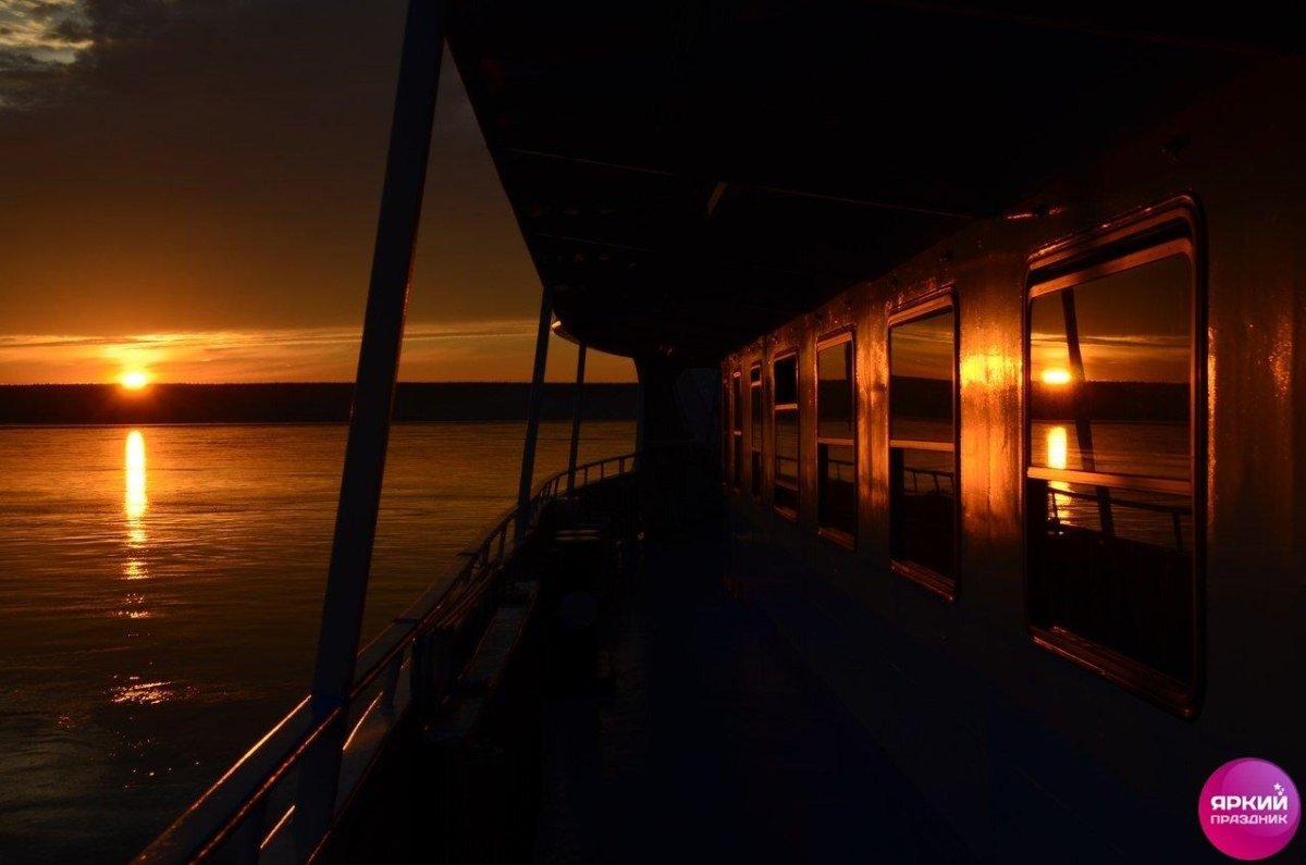 Корабль вечером