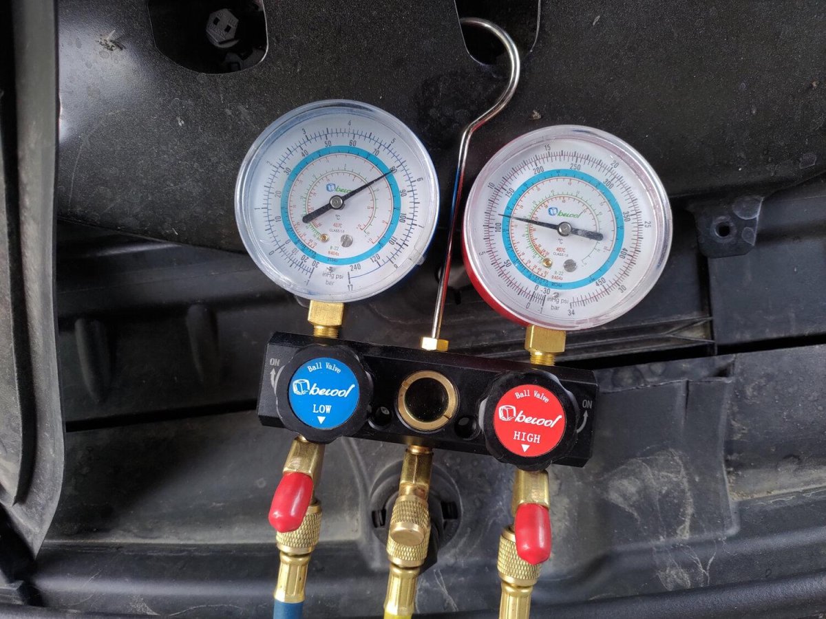 Дозаправка кондиционера фреоном 410