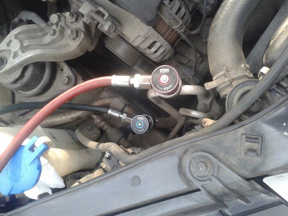 Заправочный штуцер кондиционера Sportage