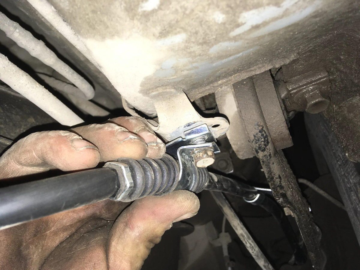 Крепление троса ручника рав 4