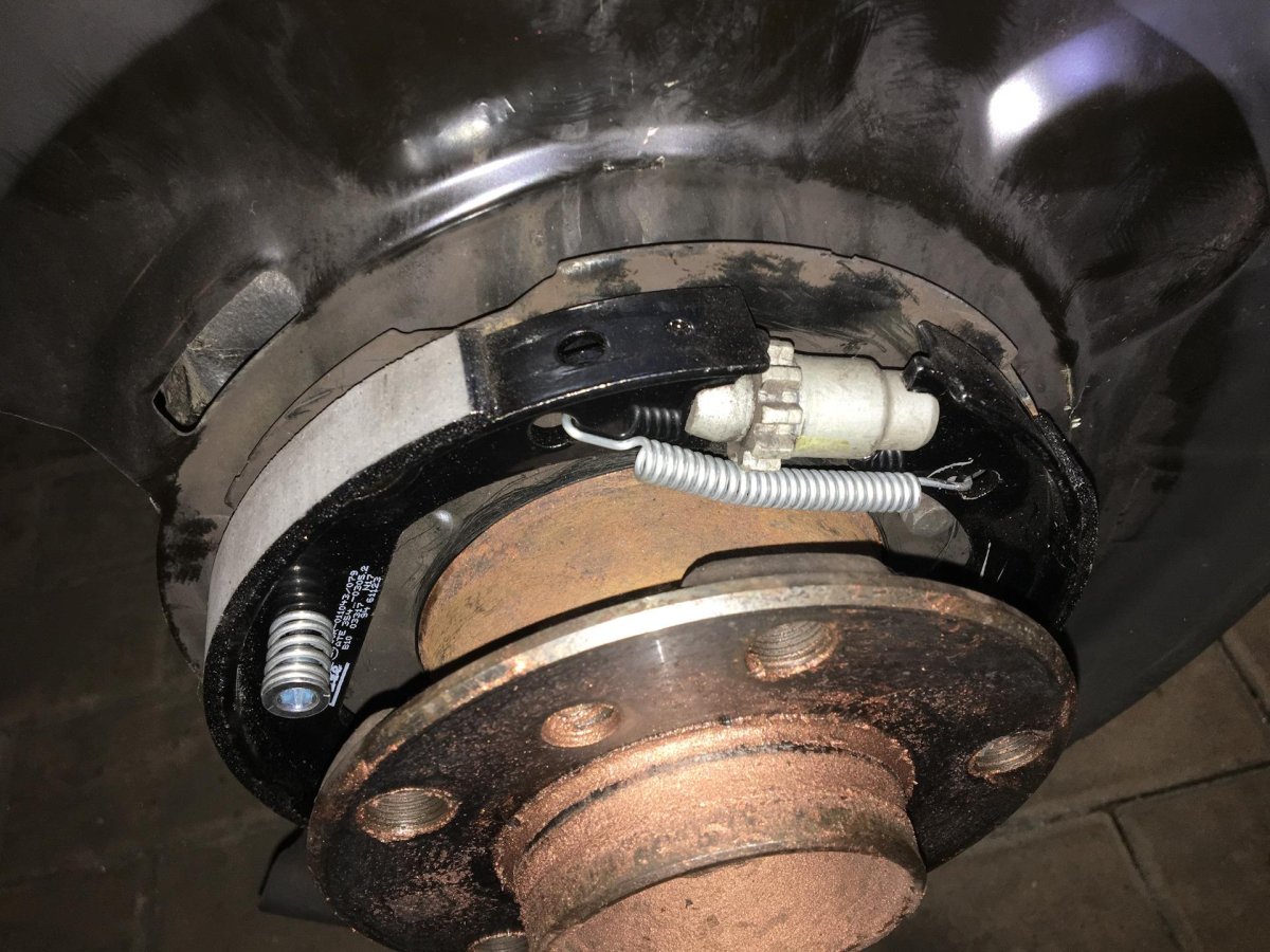 F30 BMW колодки ручника