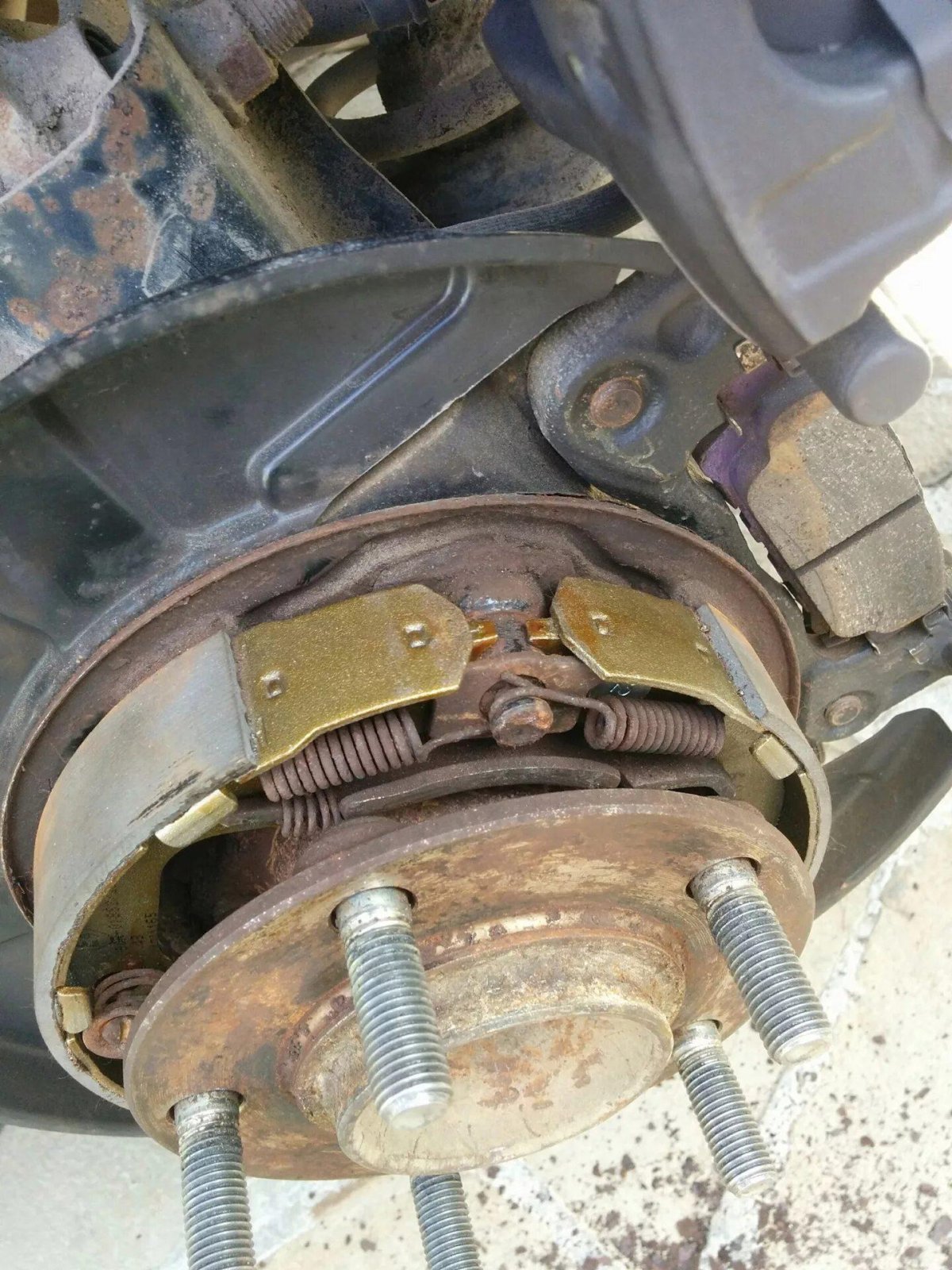 Задние тормозные колодки ручника Lancer 10