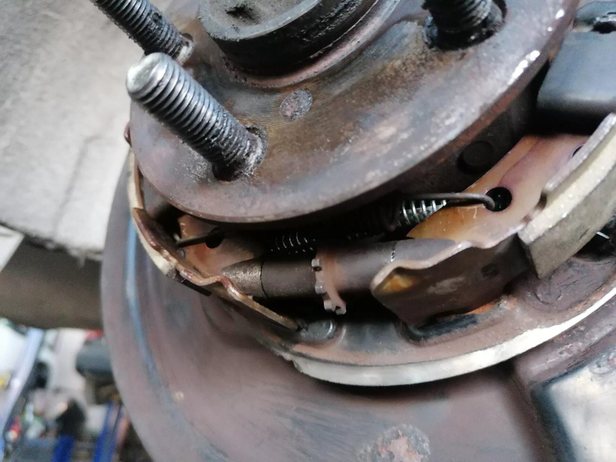 Тойота рав 4 задние колодки ручника