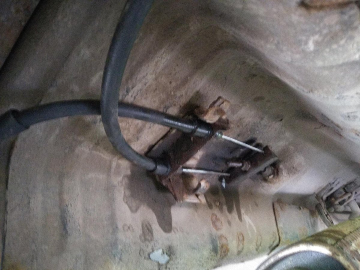 Крепление троса ручника ВАЗ 2110