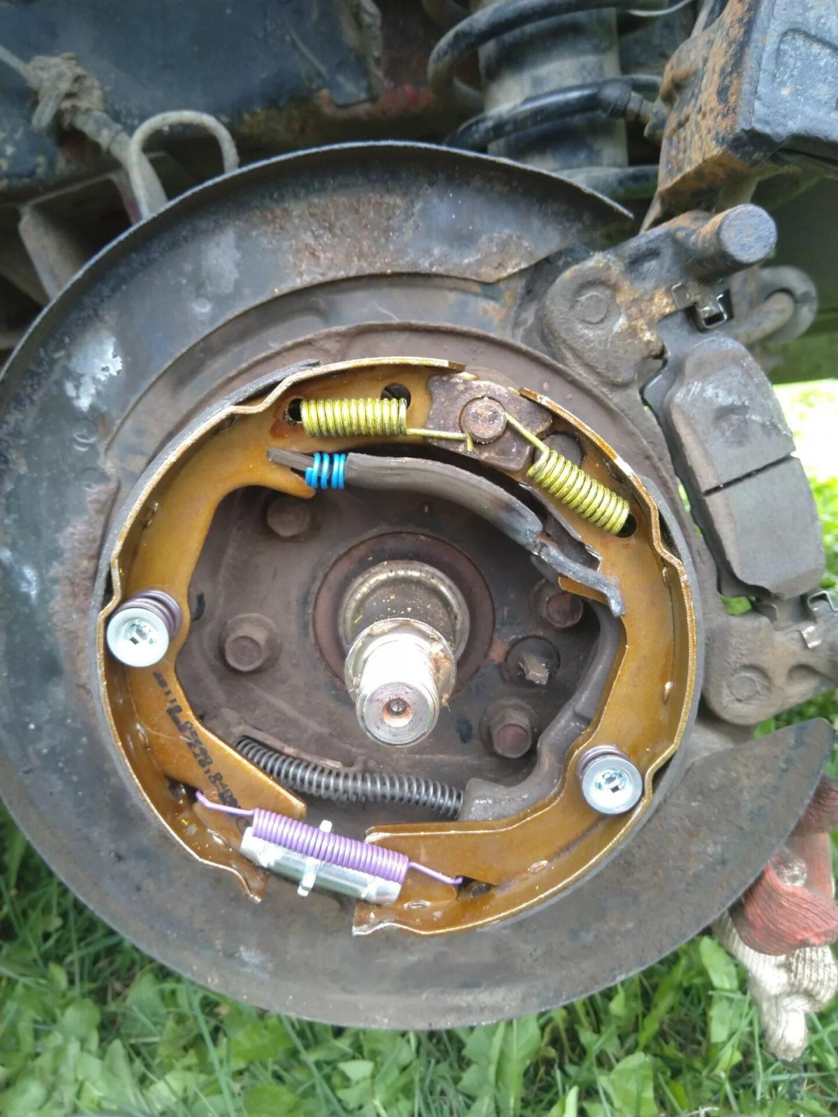 Задние тормозные колодки ручника Lancer 10