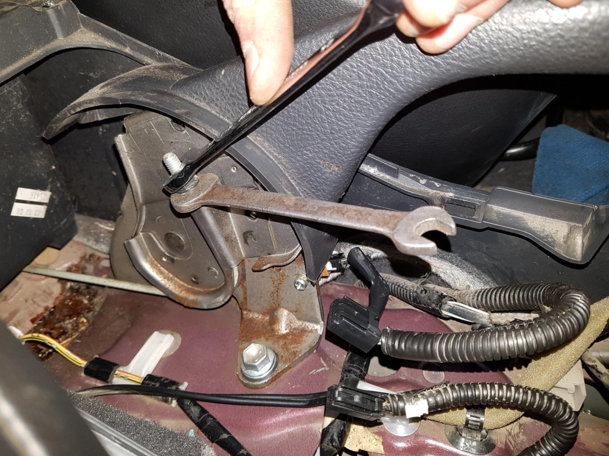 Трос стояночного тормоза Pontiac Vibe