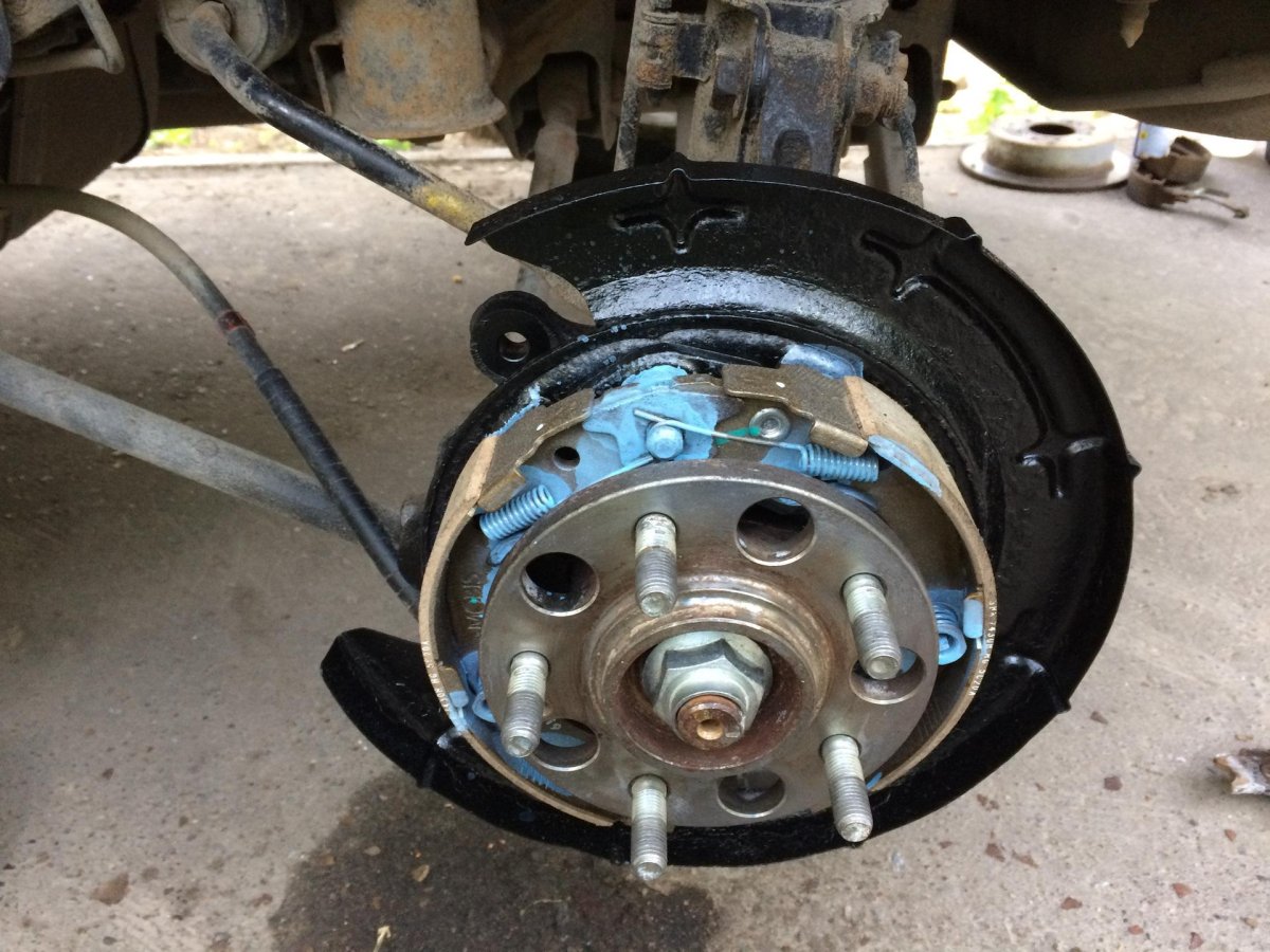 Kia Sportage 4 колодки стояночного тормоза