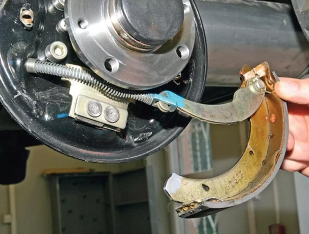 Задние тормозные колодки на Лада Калина