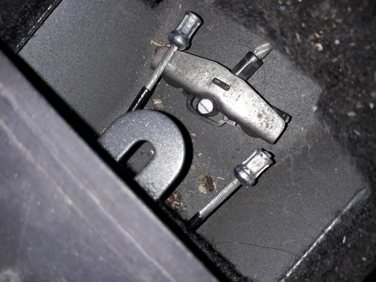 Крепление тросика ручника Рено Логан 1