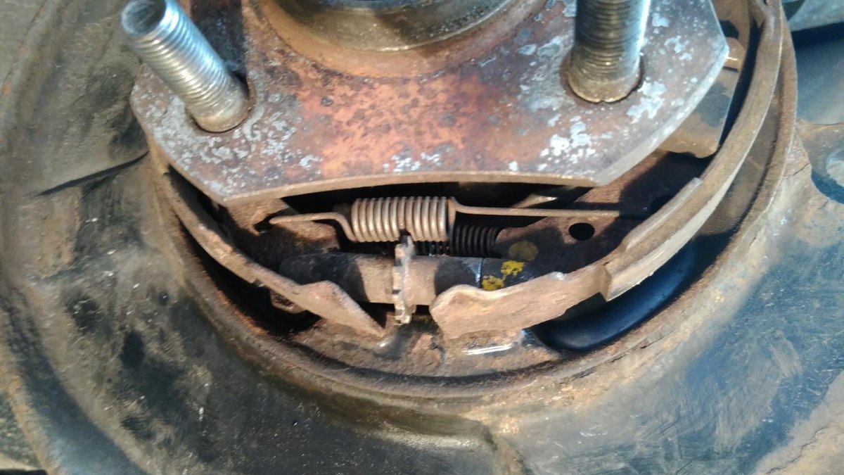 Nissan Tiida 2008 колодки стояночного тормоза