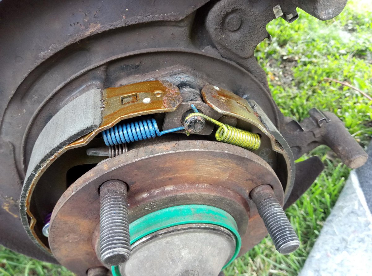 Mitsubishi Outlander колодки ручника