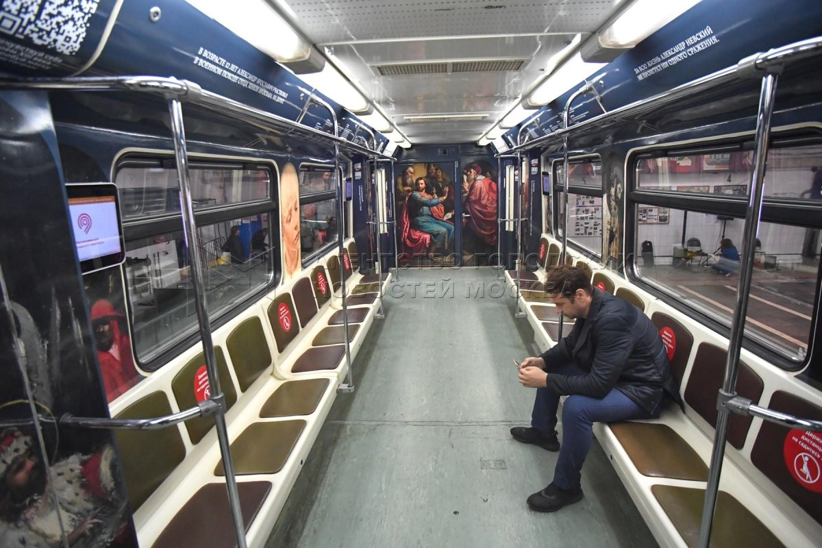 Поезд метро Москва 2022