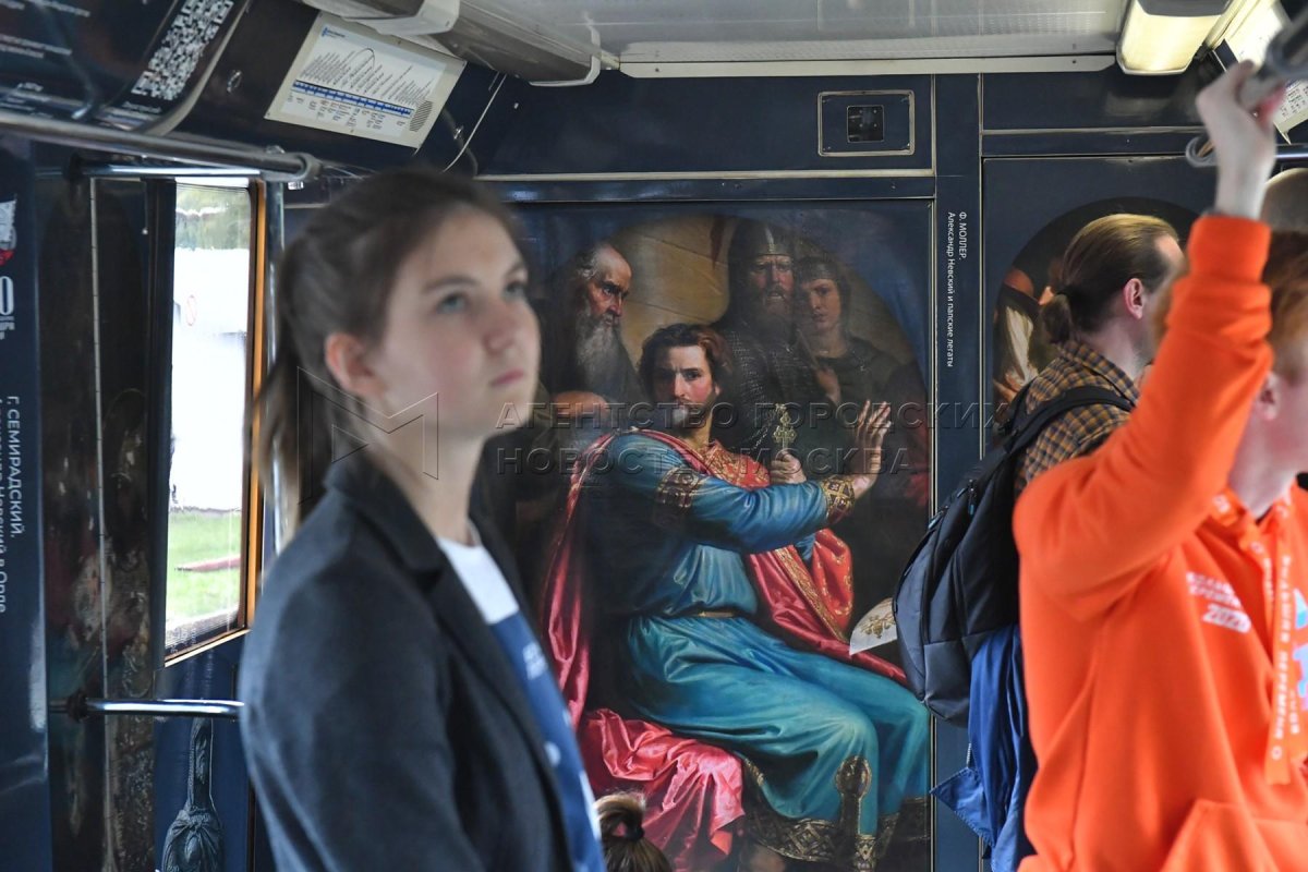 Поезд метро 100 лет Александру Невскому