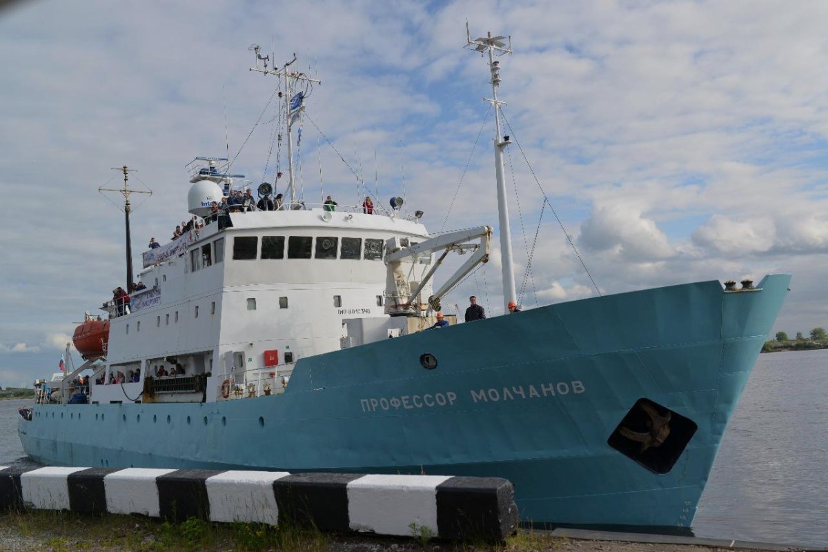 Теплоход "геолог Печкуров"