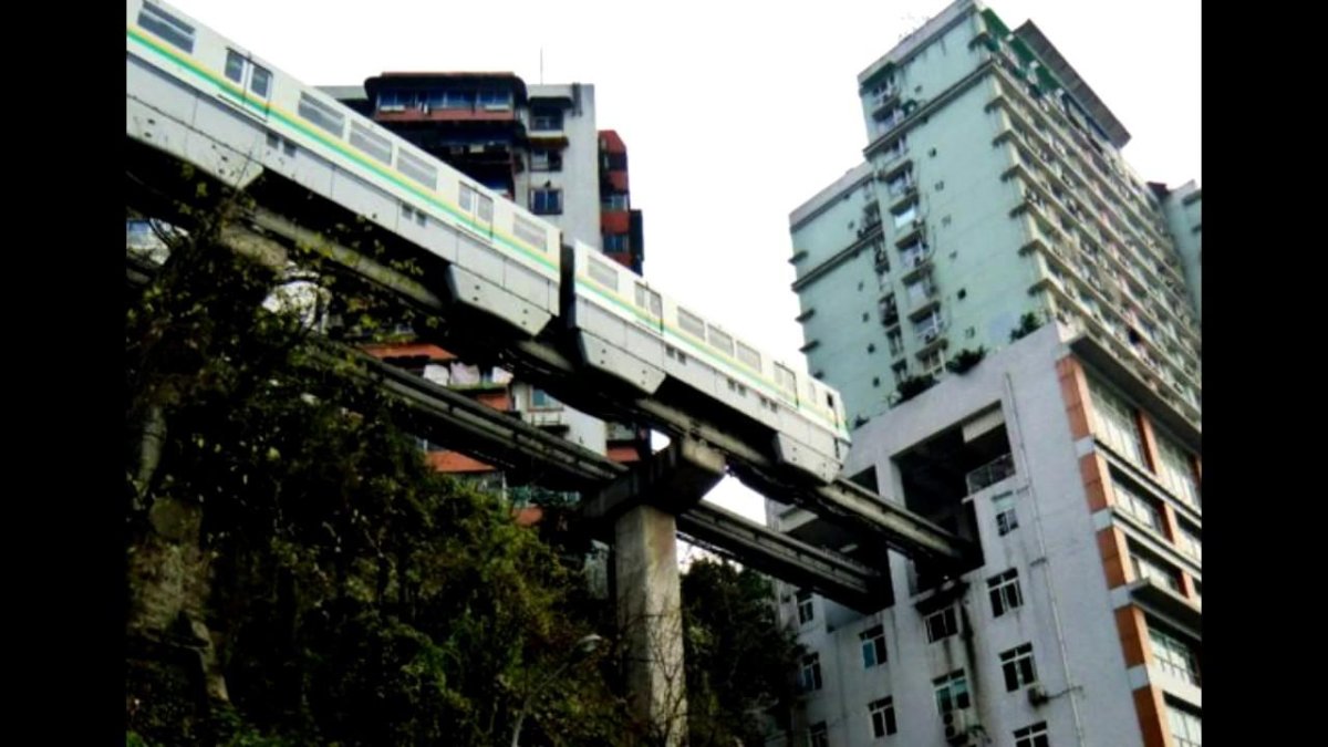 Чунцин метро сквозь дом