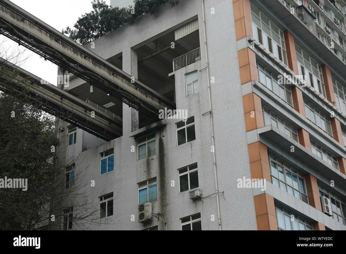 Метро в Чунцине через дом