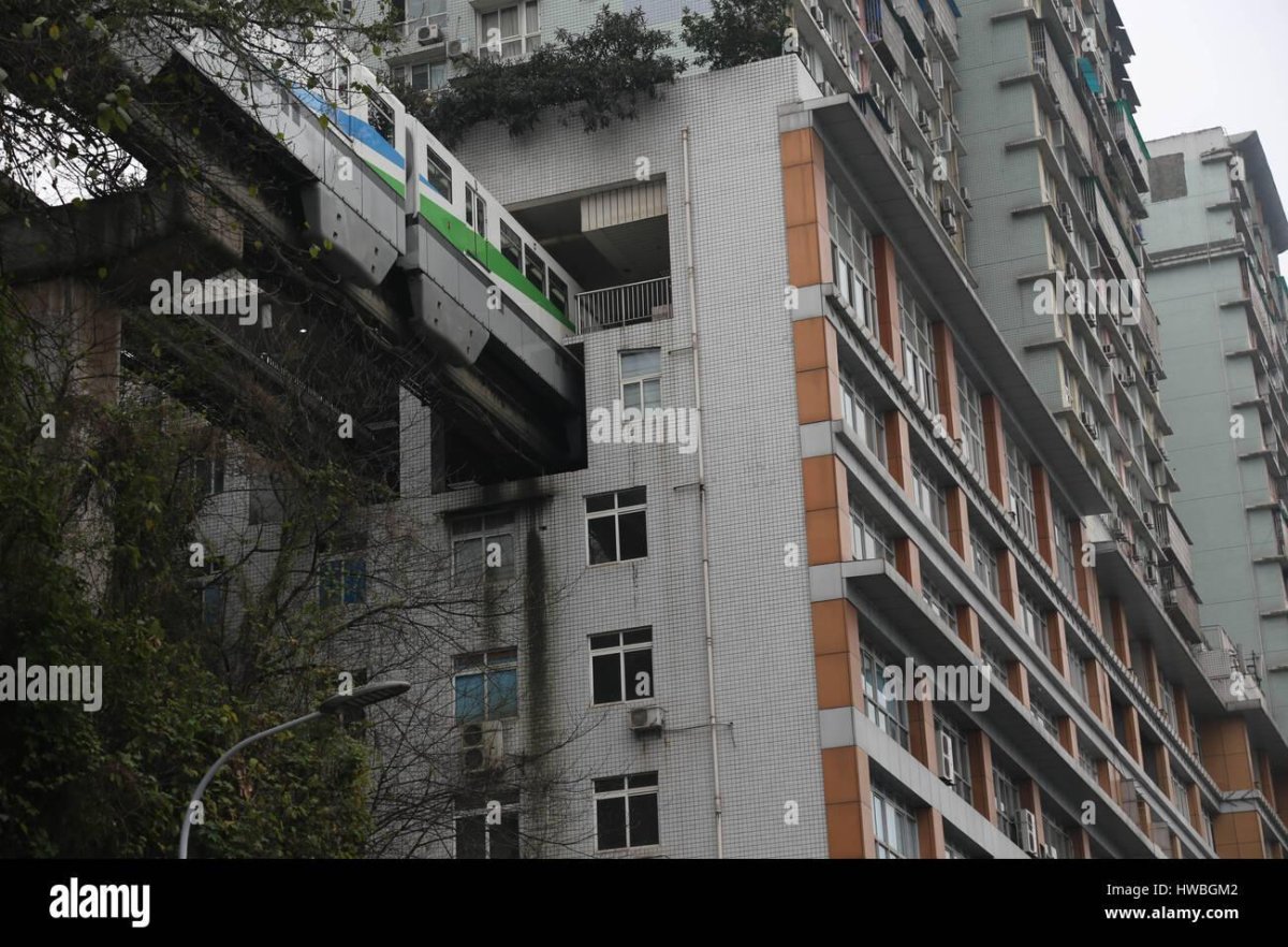 Чунцин метро сквозь дом