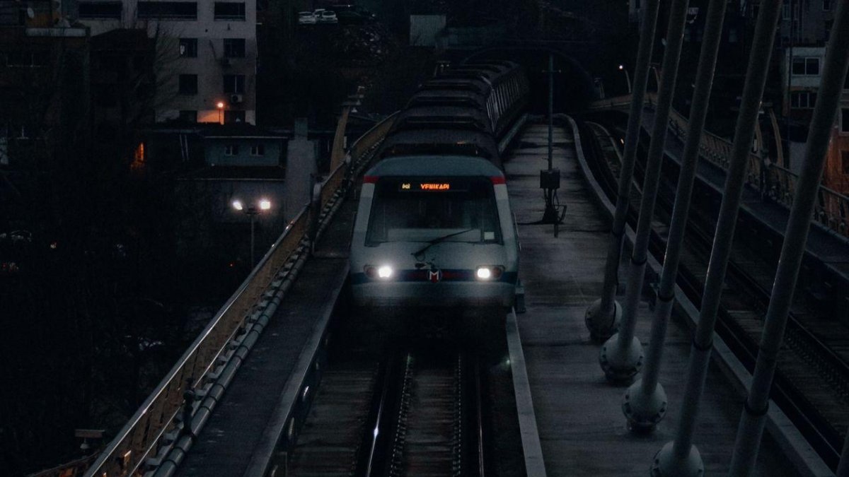 Поезд из здания