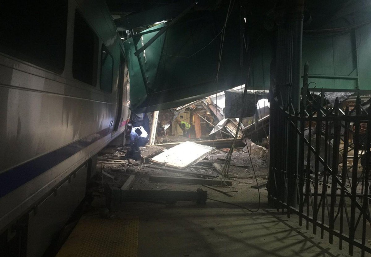 Крушение поезда врезался в здание