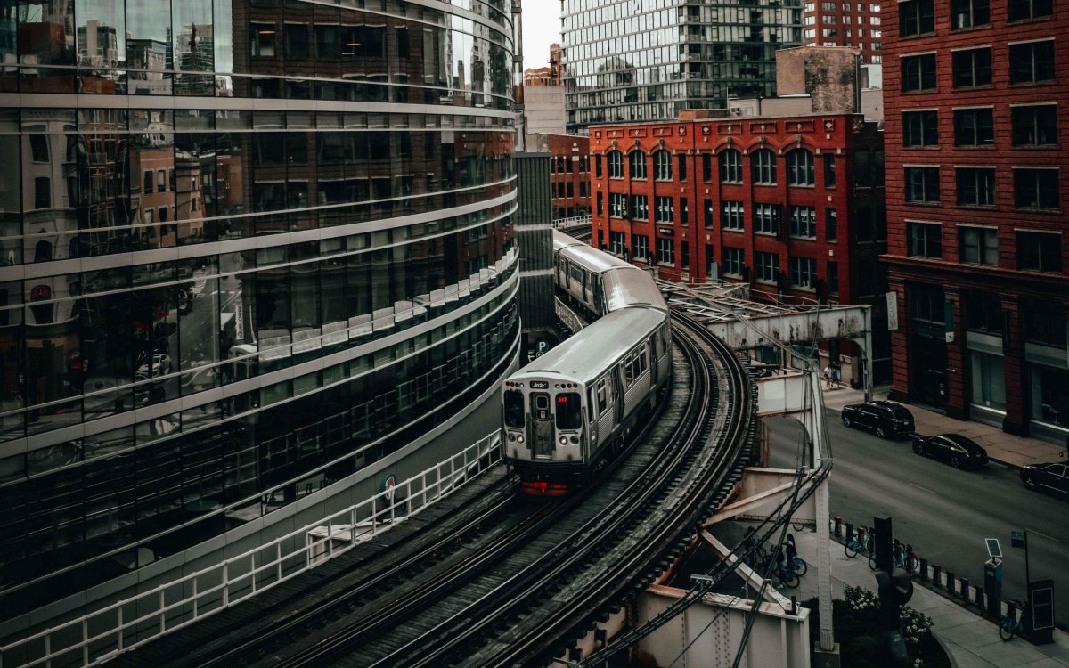 Поезд из здания