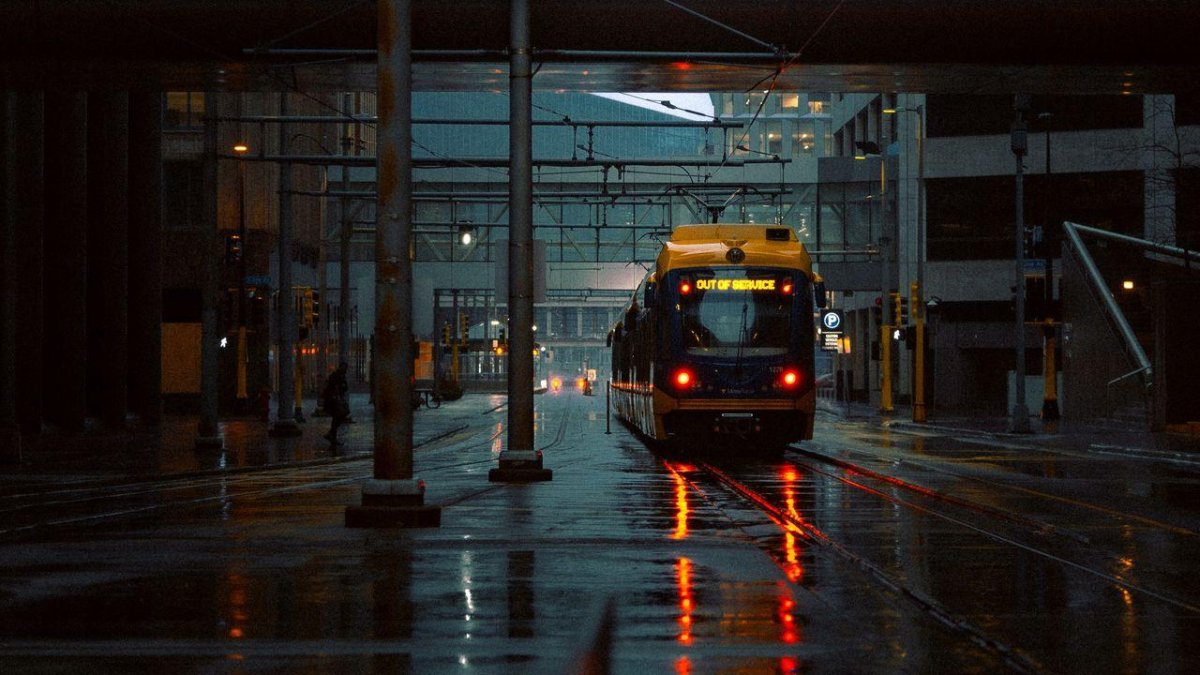 Поезд на улице города