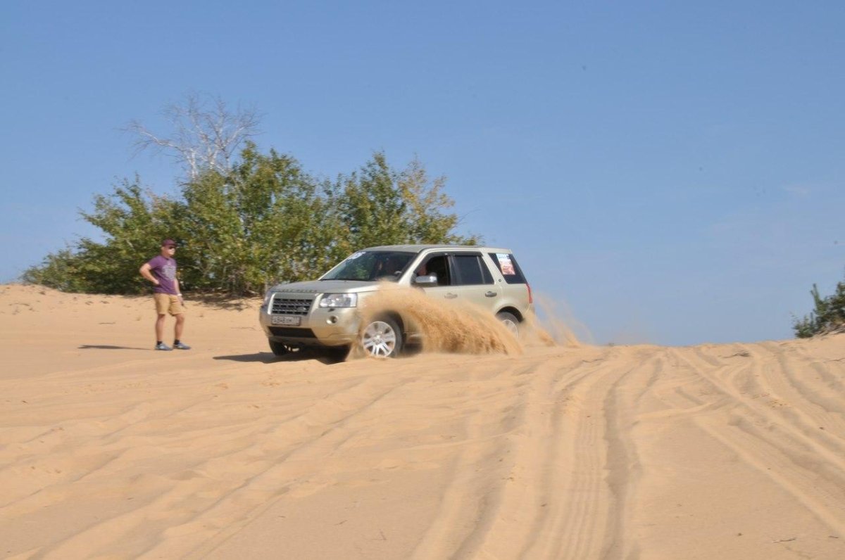 Джип по песку