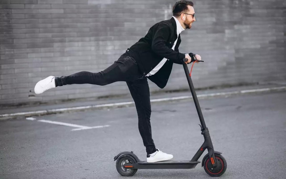 Парень на самокате