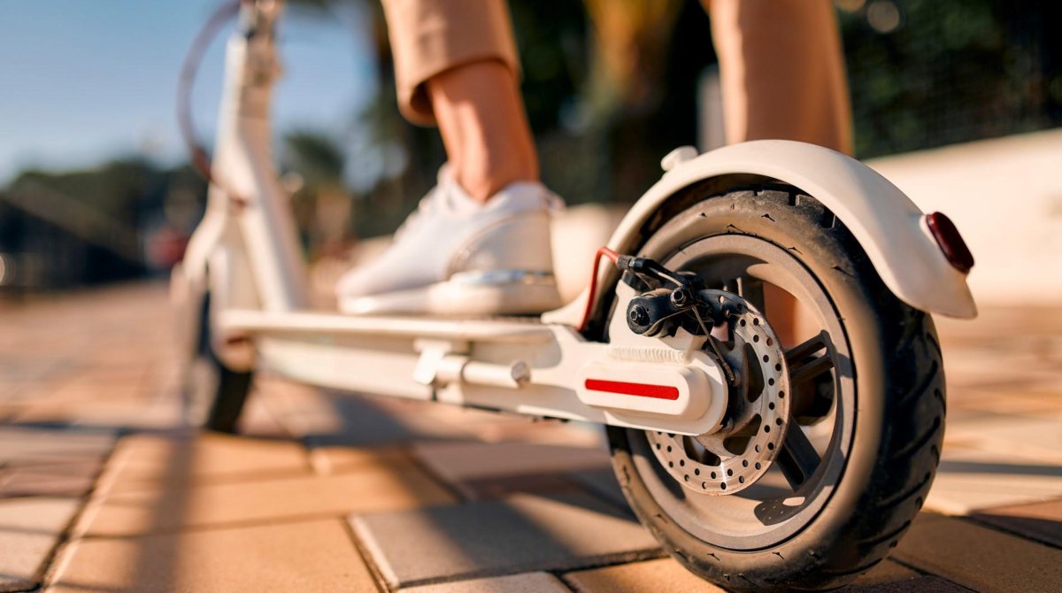 Электросамокат в движении