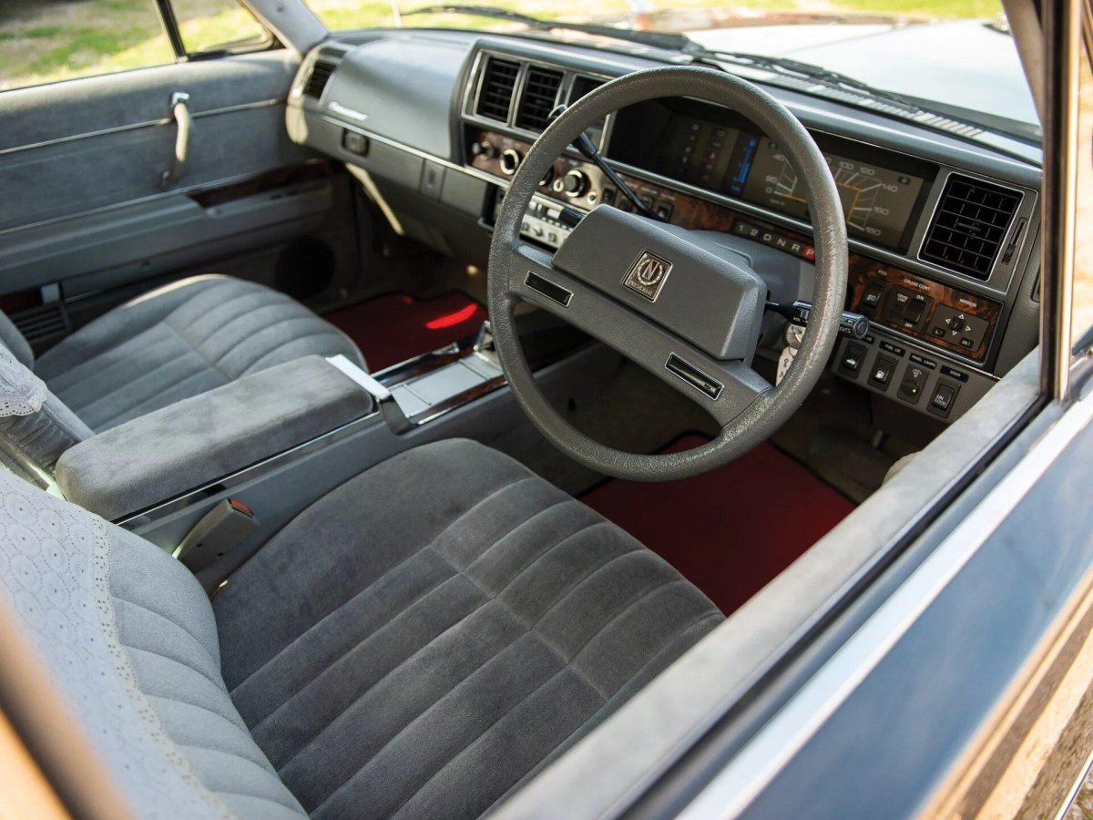 Nissan President 1990